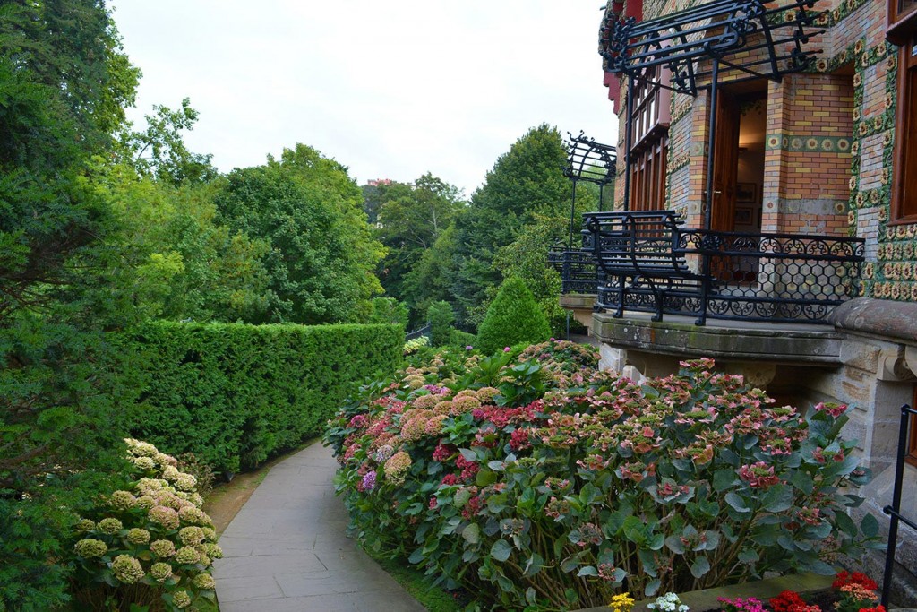 The benches looking inwards. The caprice of Gaudí (El Capricho de Gaudí), Comillas, Cantabria